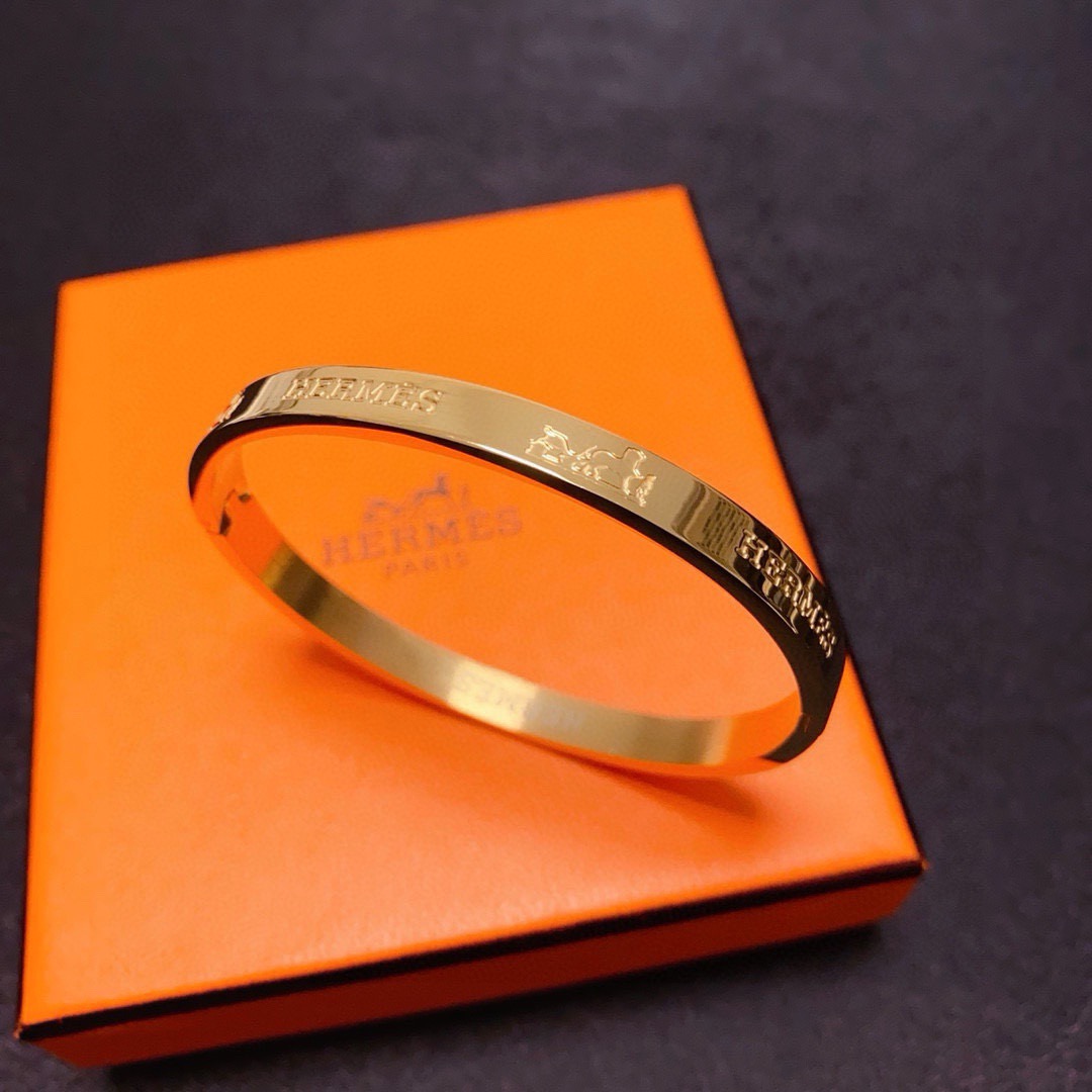 Bracciale rigido Hermes 14K MM con logo inciso Metallo color oro disponibile anche nelle varianti in metallo color argento e oro rosa