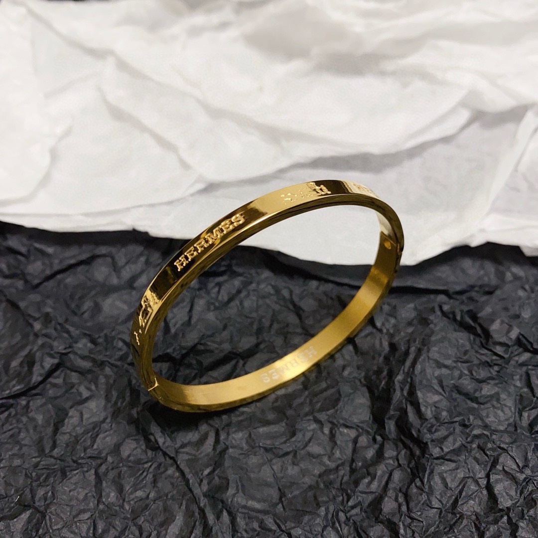 Bracciale rigido Hermes 14K MM con logo inciso Metallo color oro disponibile anche nelle varianti in metallo color argento e oro rosa