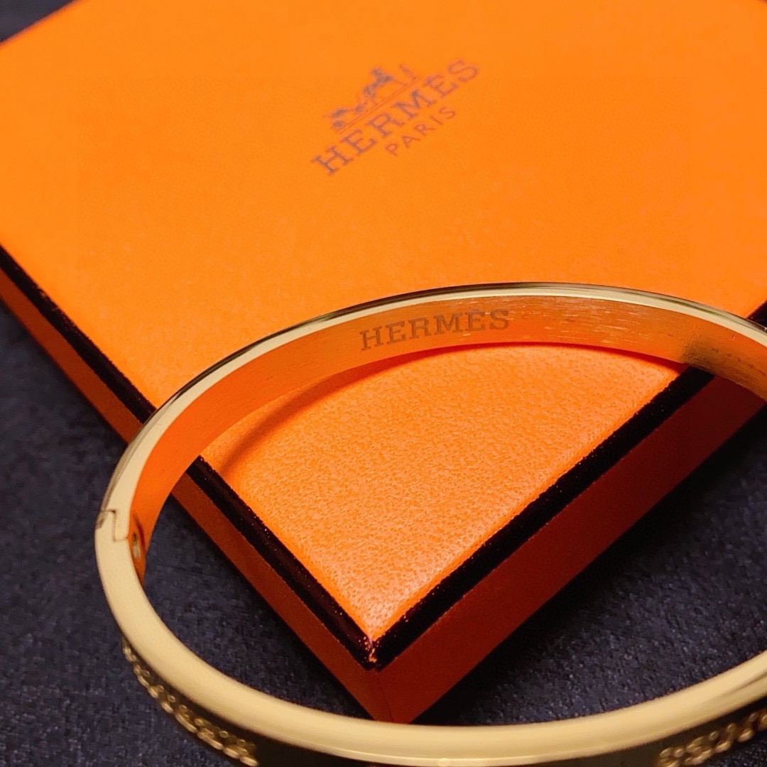 Bracciale rigido Hermes 14K MM con logo inciso Metallo color oro disponibile anche nelle varianti in metallo color argento e oro rosa