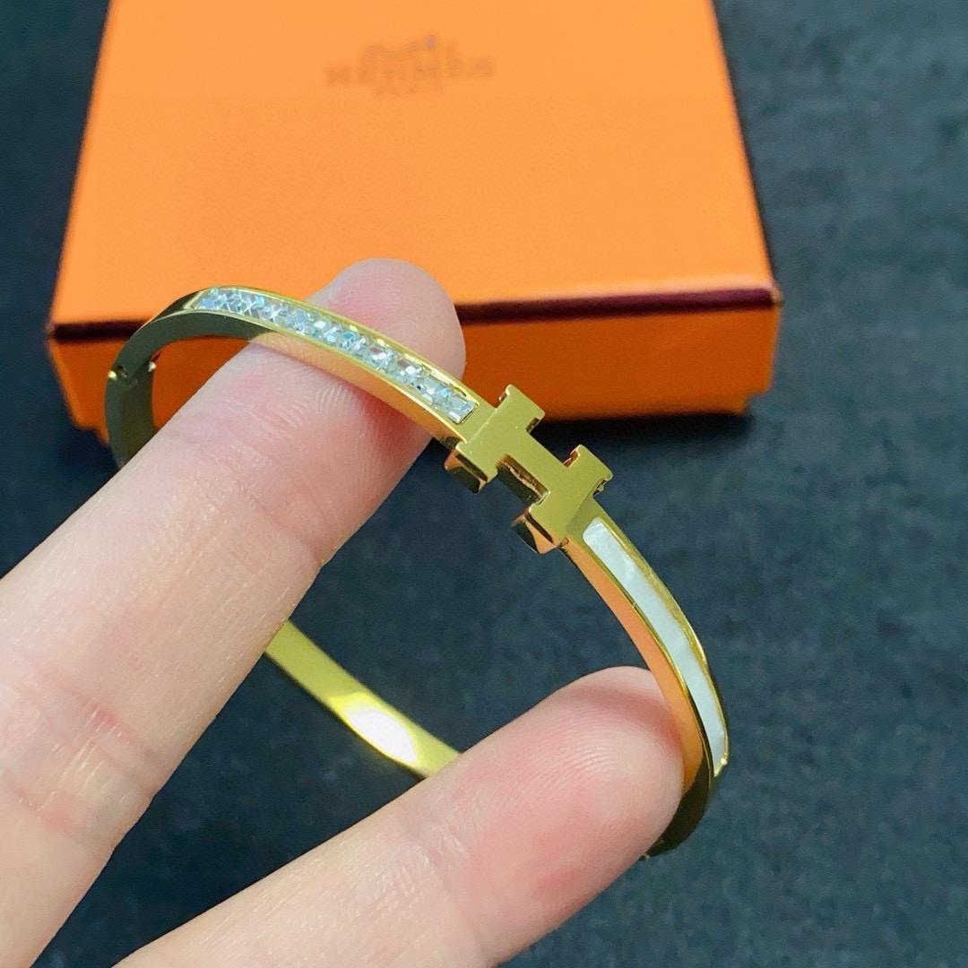 Bracciale Hermes Clic H MM in metallo color oro con cristalli trasparenti simili a diamanti e inserto in madreperla bianca