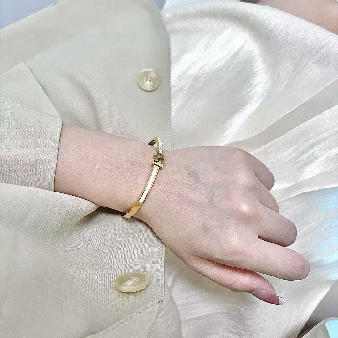 Bracciale Hermes Clic H MM in metallo color oro con cristalli trasparenti simili a diamanti e inserto in madreperla bianca
