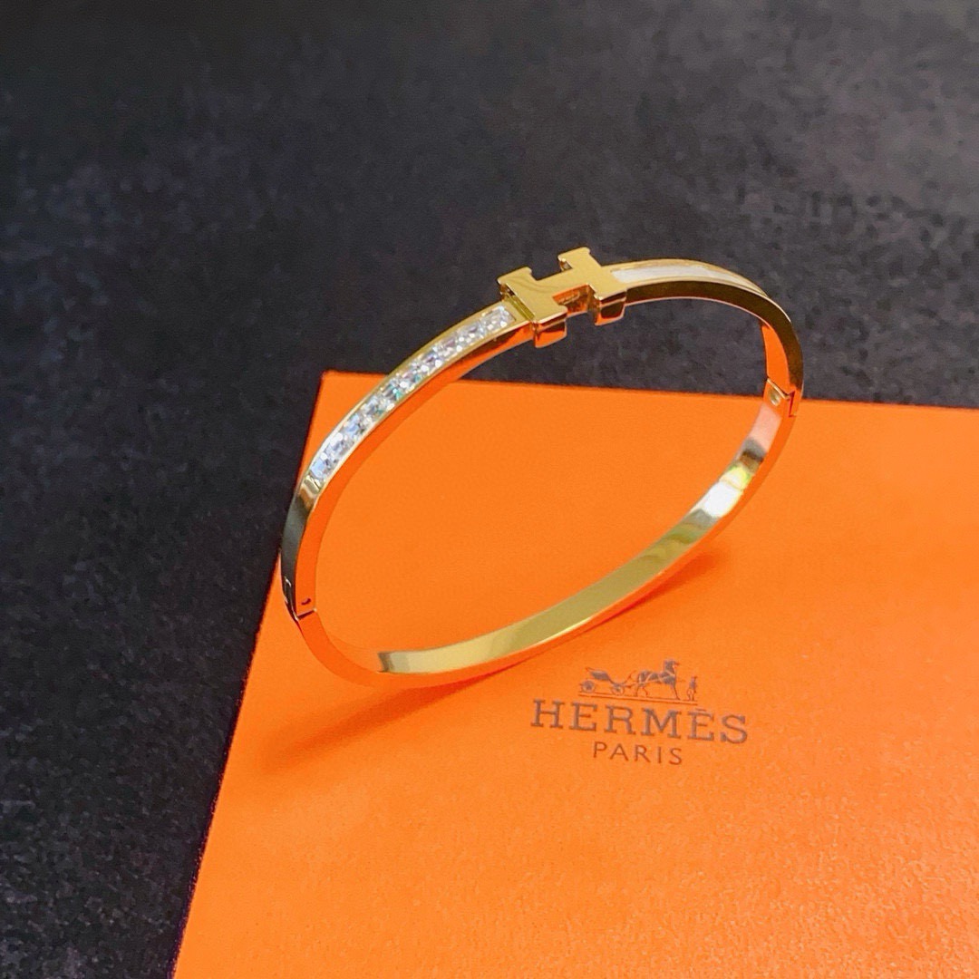 Bracciale Hermes Clic H MM in metallo color oro con cristalli trasparenti simili a diamanti e inserto in madreperla bianca