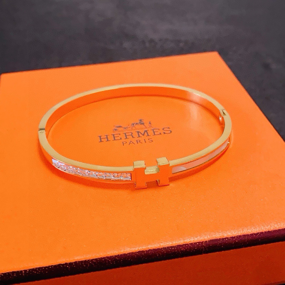Bracciale Hermes Clic H MM in metallo color oro con cristalli trasparenti simili a diamanti e inserto in madreperla bianca