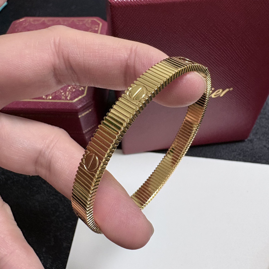 Cartier Love Ribbed Bangle bracelet 18k yellow gold 17