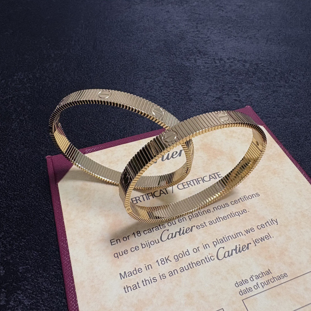 Cartier Love Ribbed Bangle bracelet 18k yellow gold 17