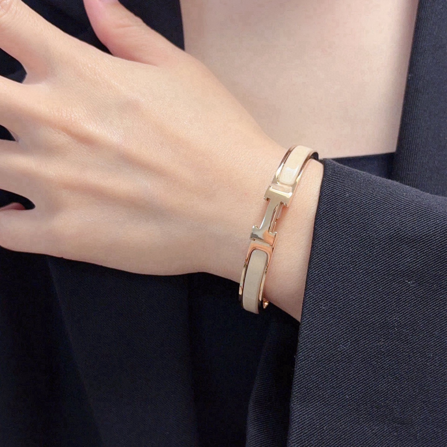 Bracciale Hermes Clic H in metallo oro rosa con smalto bianco crema 8mm MM