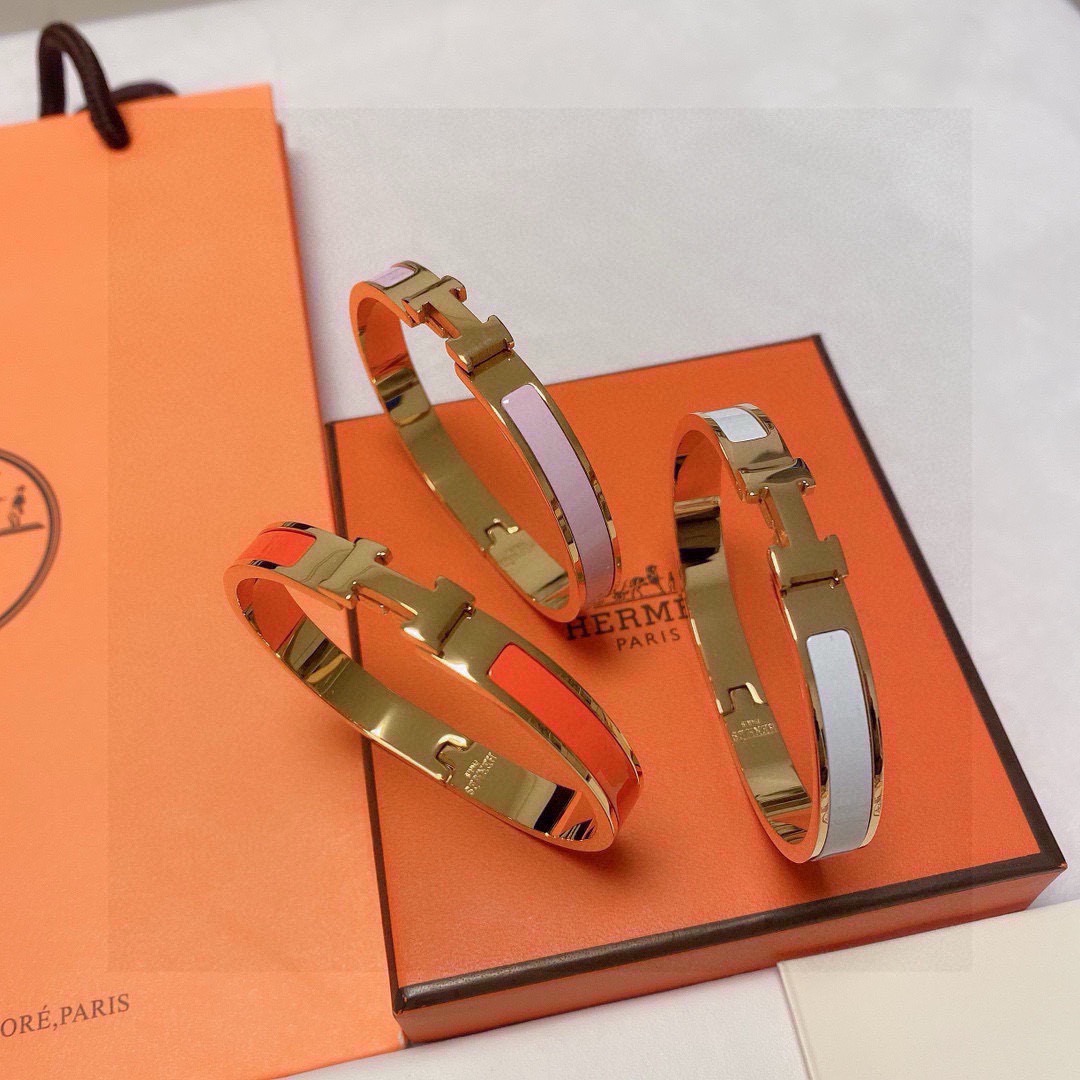 Bracciale Hermes Clic H in metallo color oro con smalto grigio chiaro 8 mm MM