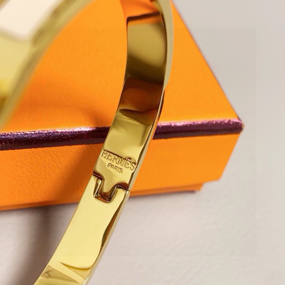 Bracciale Hermes Clic H in metallo color oro con smalto crema 8 mm MM