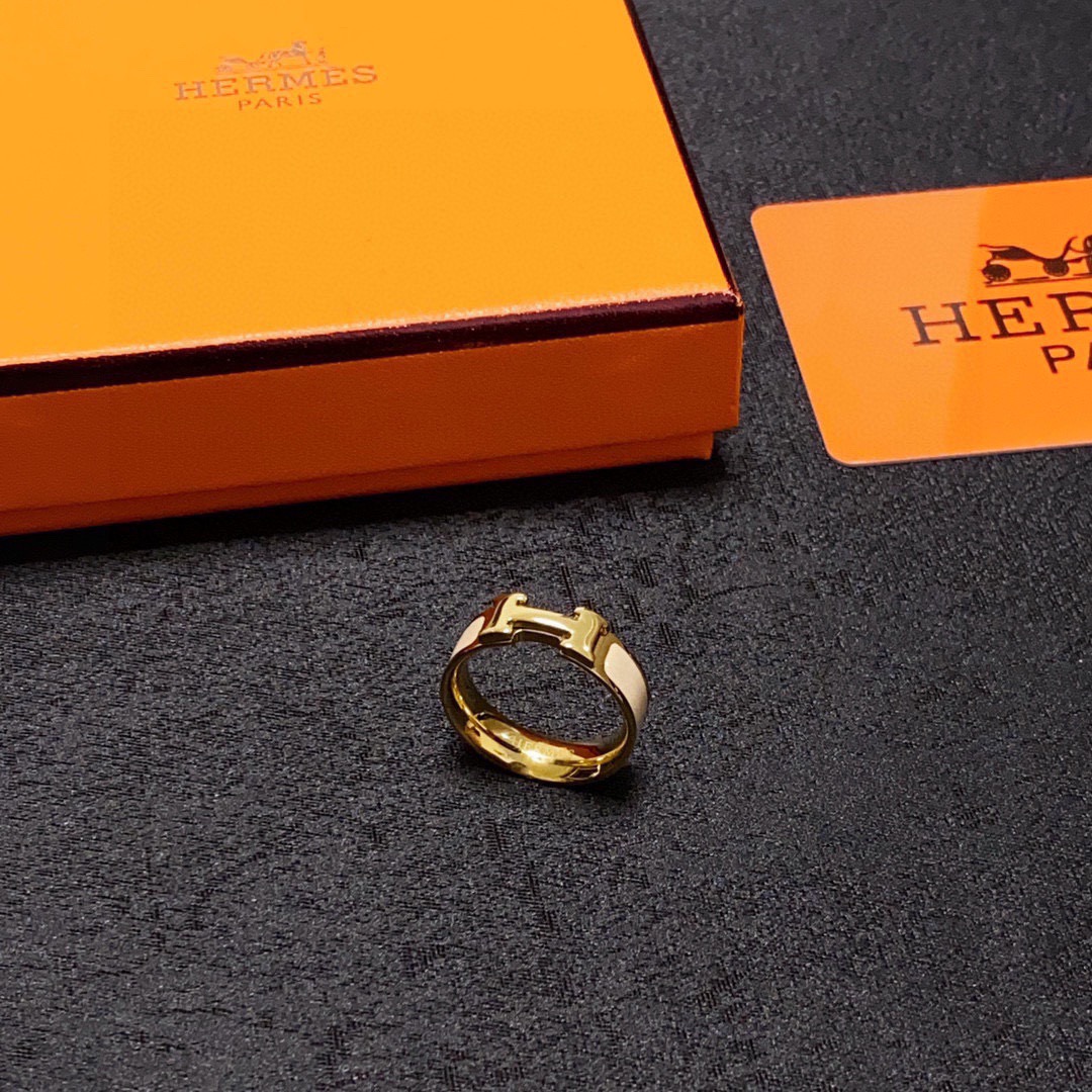 Anel Hermes Clic H em metal dourado com esmalte creme 7