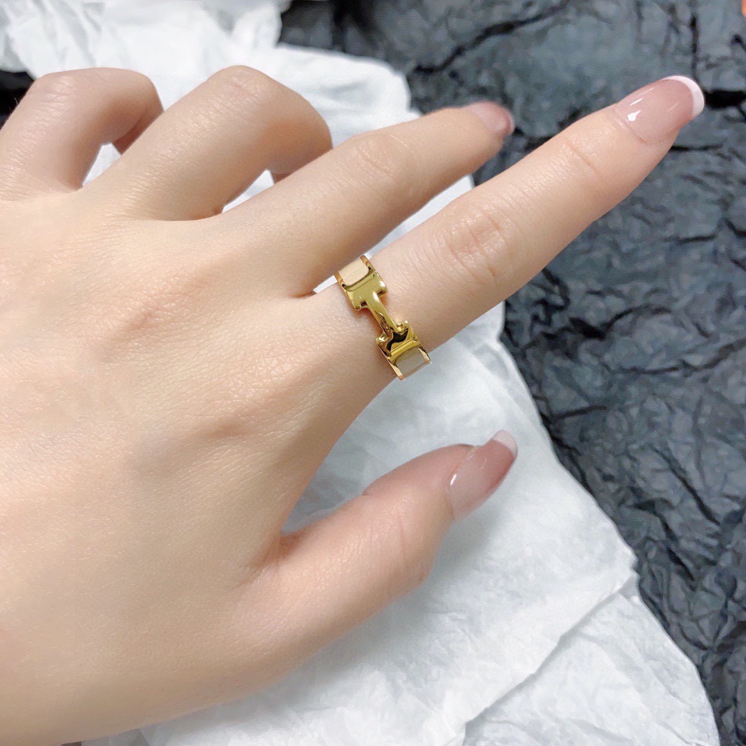Anel Hermes Clic H em metal dourado com esmalte creme 7