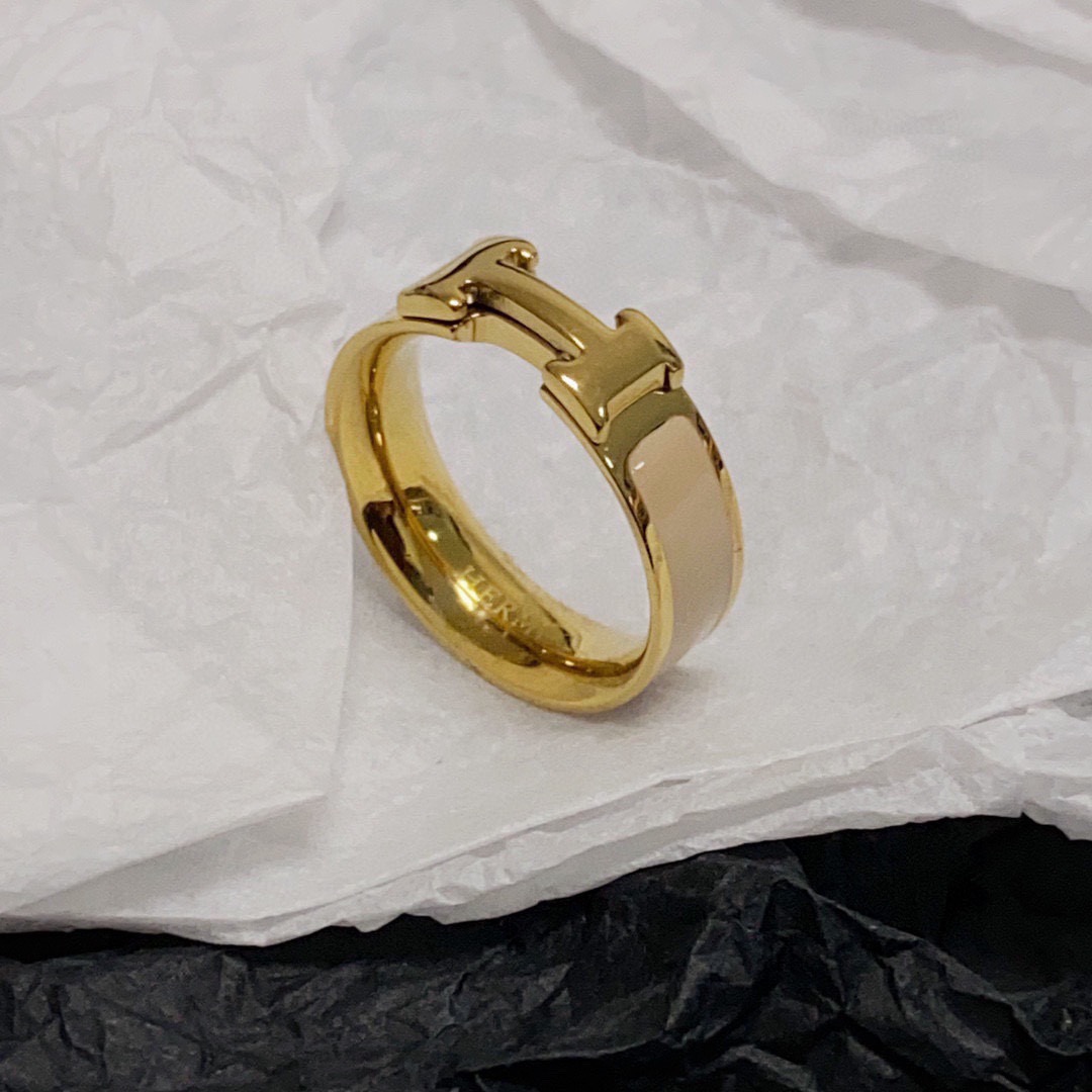 Anel Hermes Clic H em metal dourado com esmalte creme 7