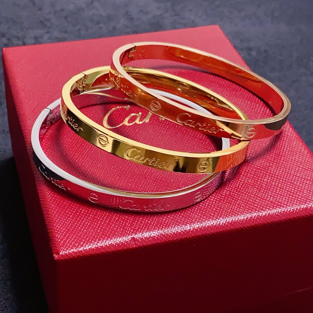 Cartier Love bracelet Yellow gold gold tone with polished metal finish no accent stones 17