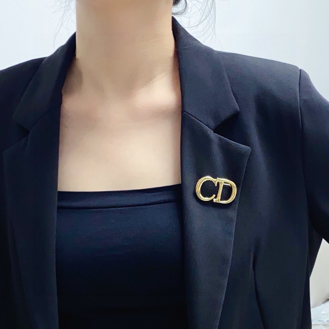 Dior CD Logo brooch gold tone metal no gemstones 3cm width