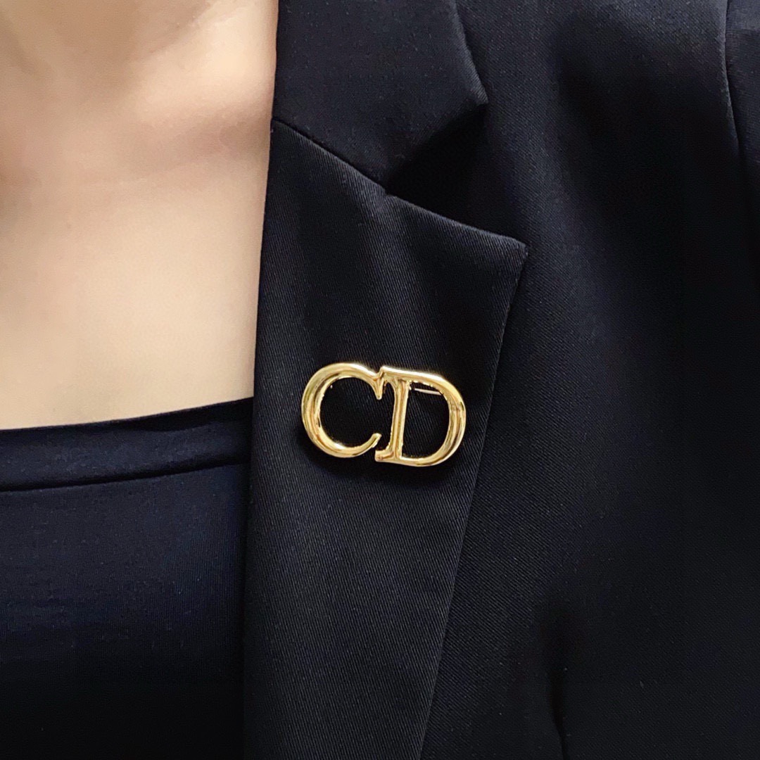 Dior CD Logo brooch gold tone metal no gemstones 3cm width