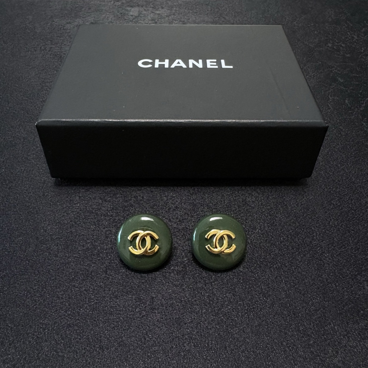Chanel CC Logo Round Stud Earrings earrings Dark green resin with gold-tone metal CC logo 2cm diameter