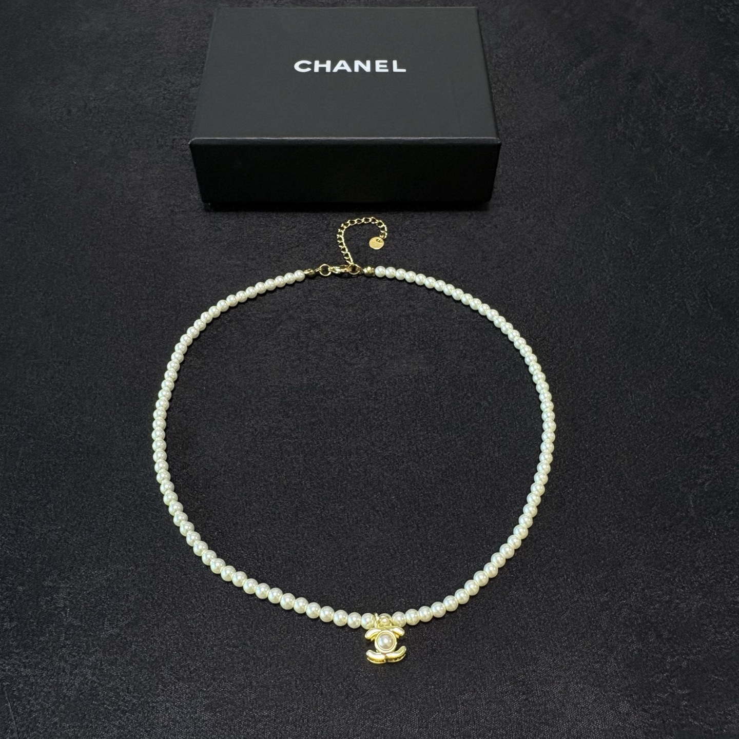 Chanel CC Turnlock Pearl Pendant necklace Gold-tone metal with white faux pearls 40cm