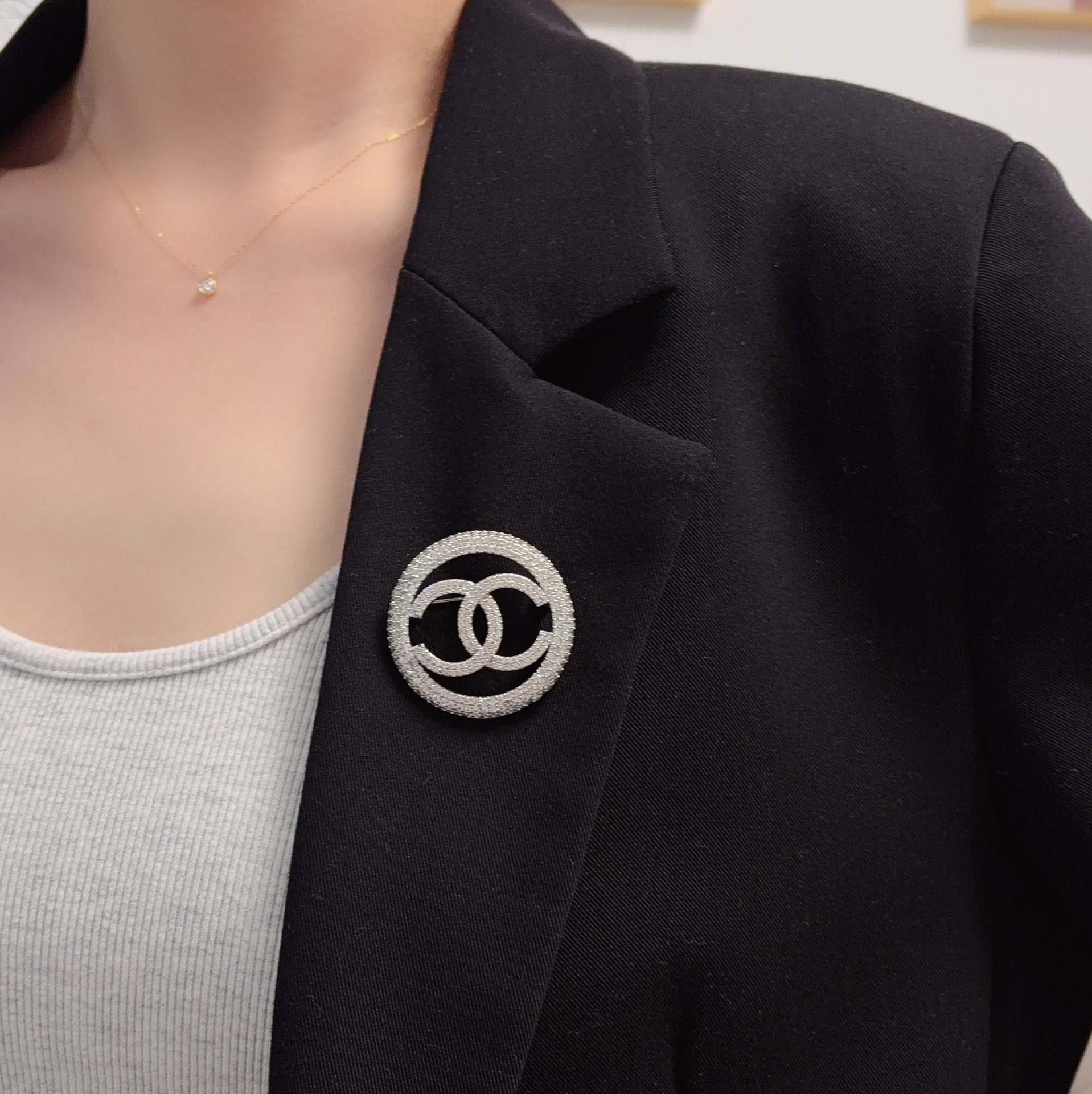 Chanel CC Logo Circle Pave Brooch brooch silver-toned metal with clear pave crystals 3 5cm diameter