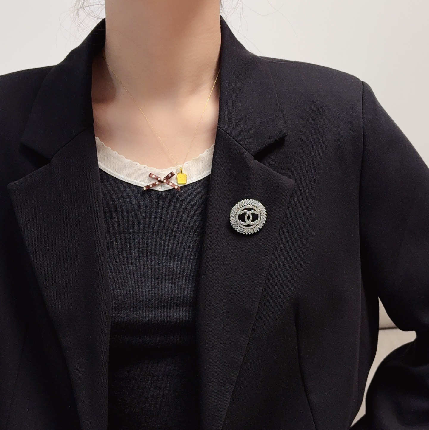 Chanel CC Logo Sunburst Crystal Brooch brooch silver-toned metal with clear crystal stones 3cm diameter