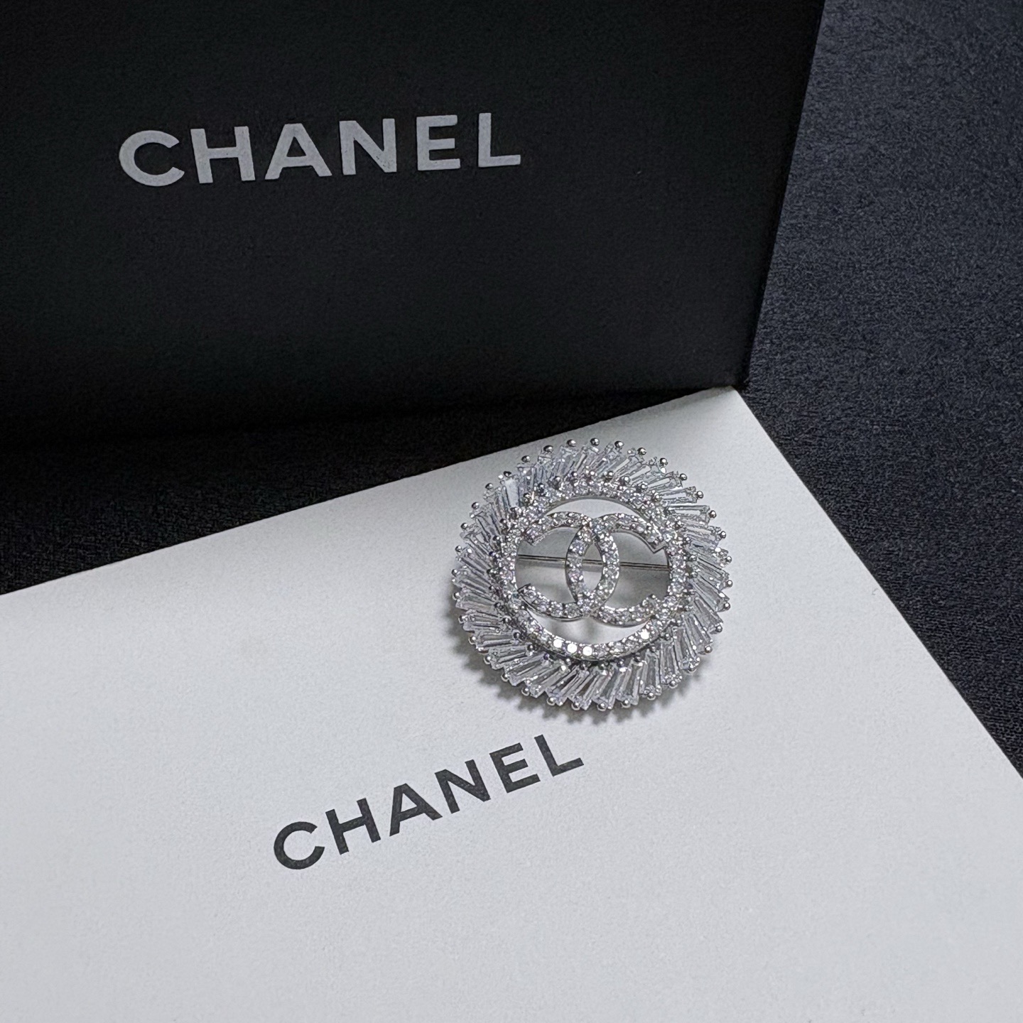 Chanel CC Logo Sunburst Crystal Brooch brooch silver-toned metal with clear crystal stones 3cm diameter