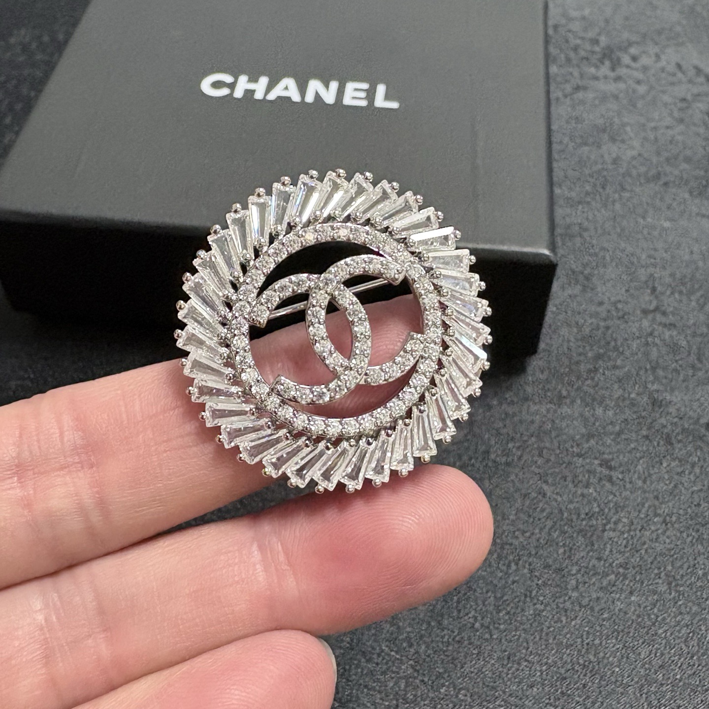 Chanel CC Logo Sunburst Crystal Brooch brooch silver-toned metal with clear crystal stones 3cm diameter