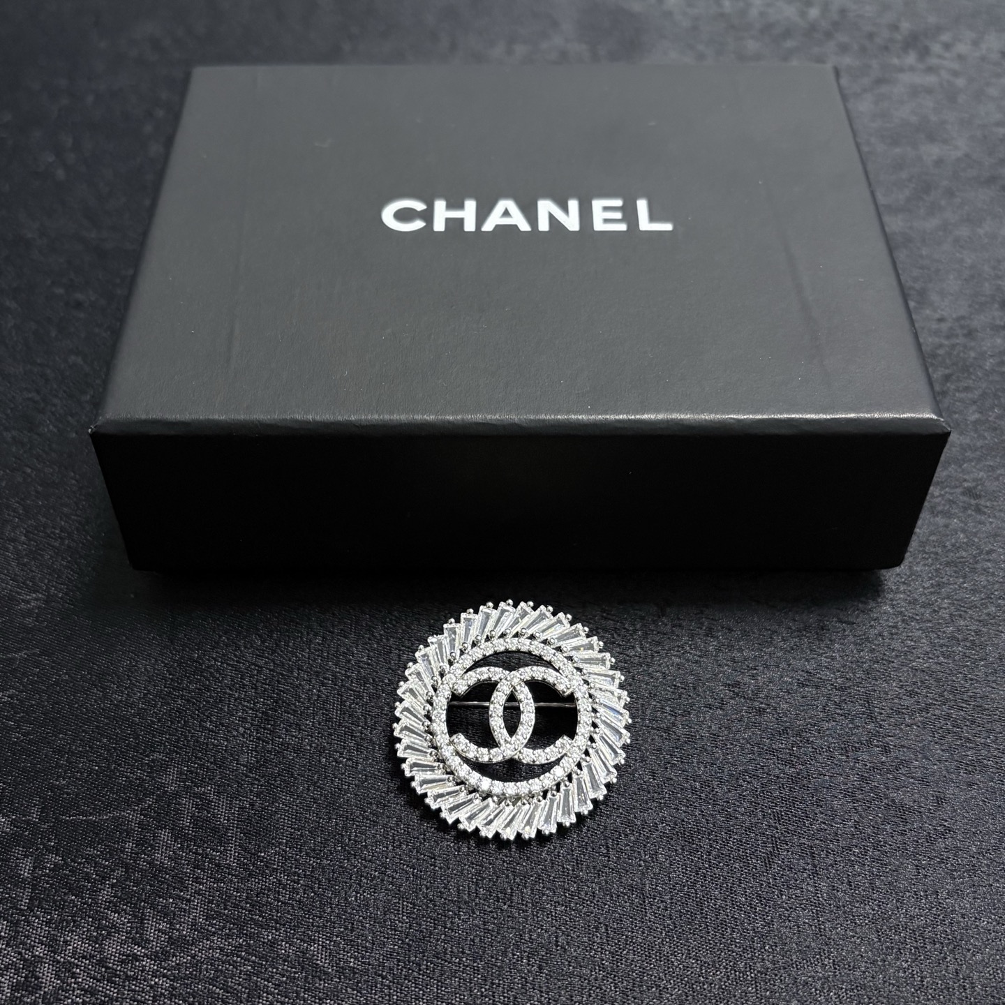 Chanel CC Logo Sunburst Crystal Brooch brooch silver-toned metal with clear crystal stones 3cm diameter