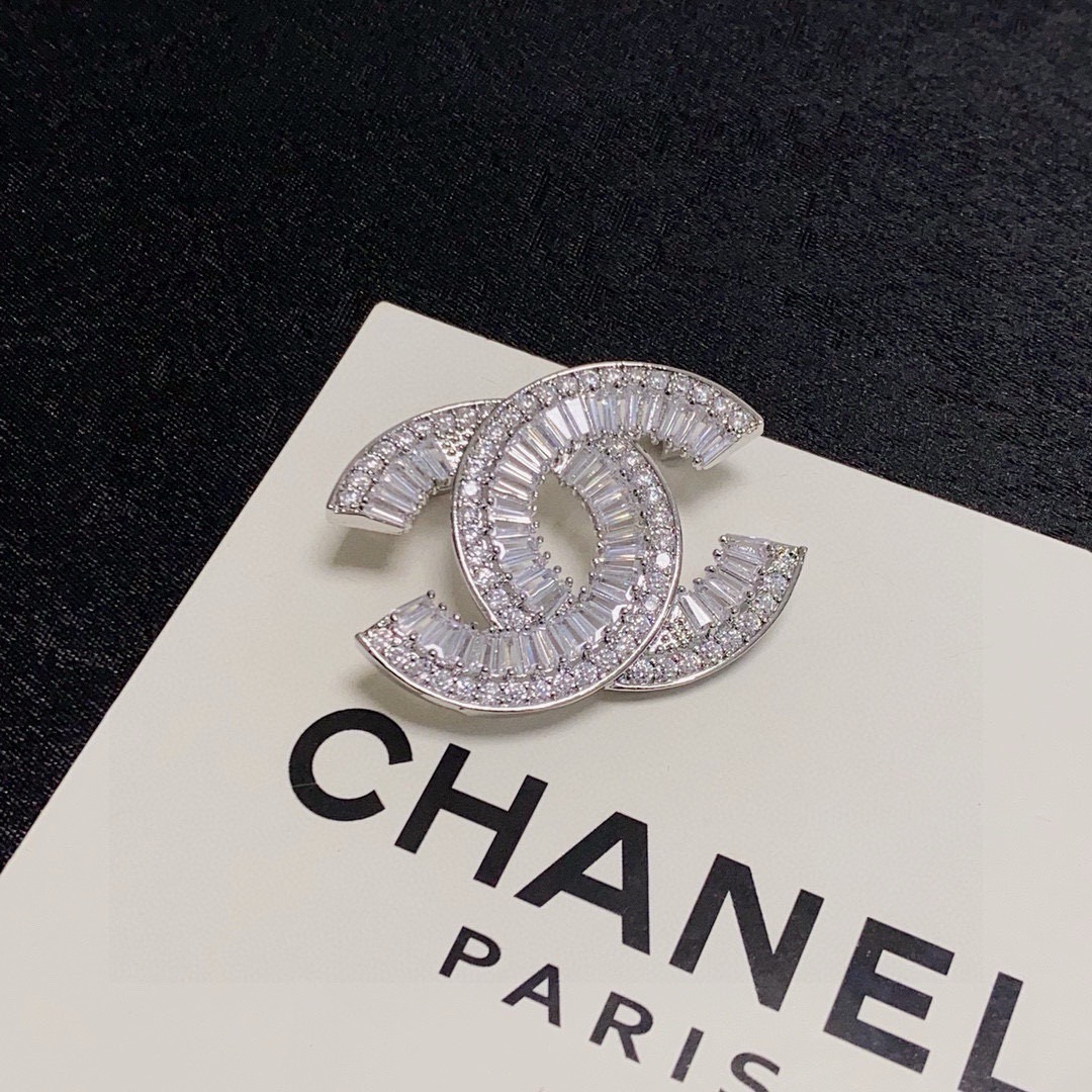 Chanel CC Logo Baguette Crystal Brooch brooch silver-toned metal with clear baguette and round-cut crystals 3cm width