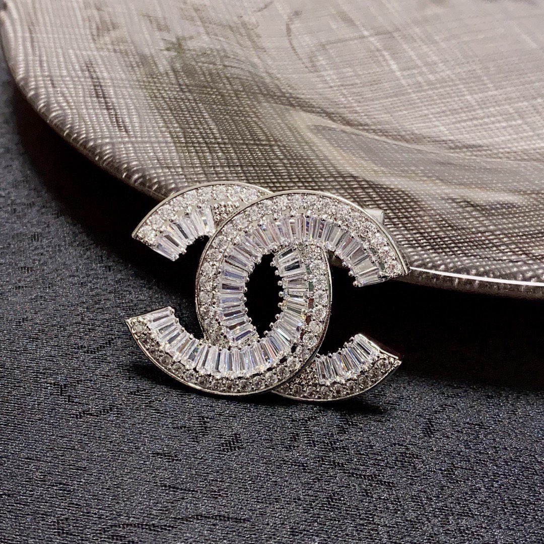 Chanel CC Logo Baguette Crystal Brooch brooch silver-toned metal with clear baguette and round-cut crystals 3cm width