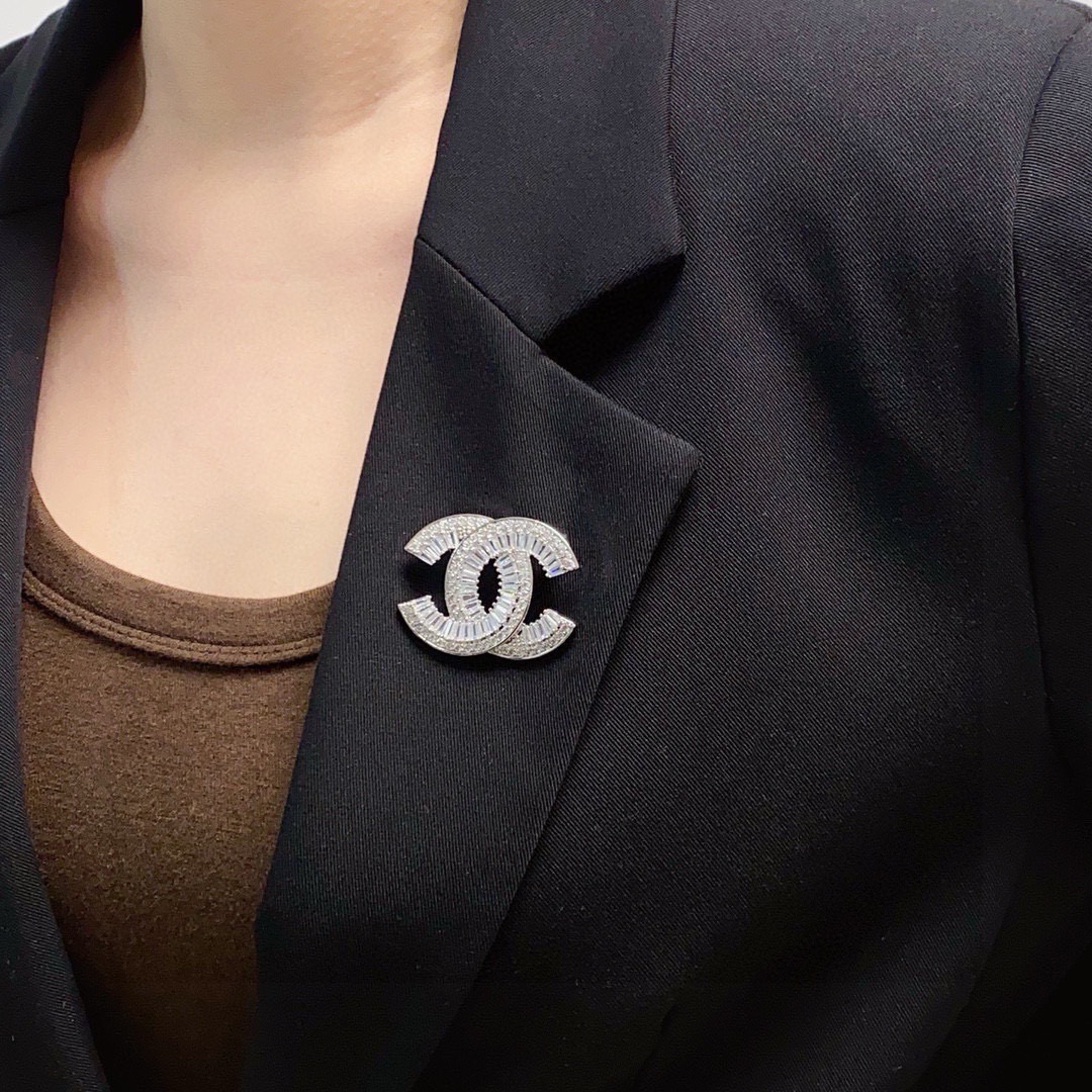 Chanel CC Logo Baguette Crystal Brooch brooch silver-toned metal with clear baguette and round-cut crystals 3cm width