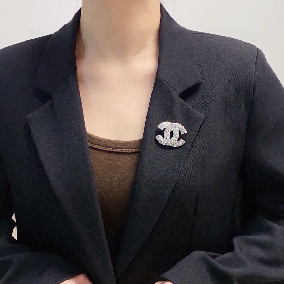 Chanel CC Logo Baguette Crystal Brooch brooch silver-toned metal with clear baguette and round-cut crystals 3cm width