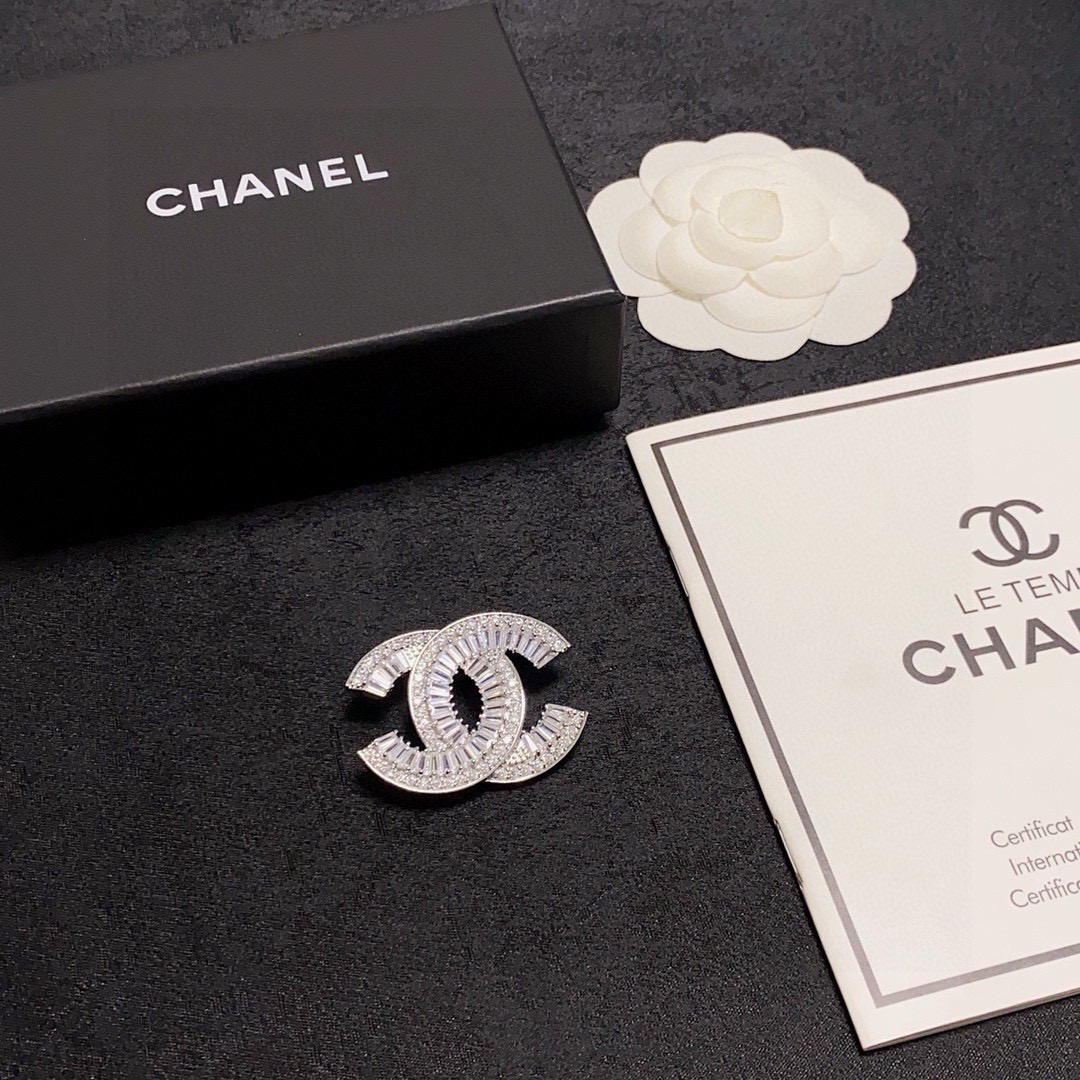 Chanel CC Logo Baguette Crystal Brooch brooch silver-toned metal with clear baguette and round-cut crystals 3cm width