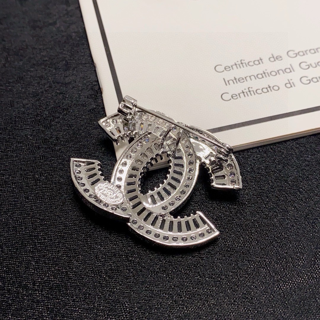 Chanel CC Logo Baguette Crystal Brooch brooch silver-toned metal with clear baguette and round-cut crystals 3cm width