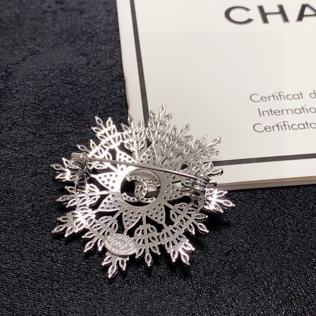 Chanel CC Snowflake Crystal Brooch brooch silver-toned metal with clear crystal accents 4cm diameter
