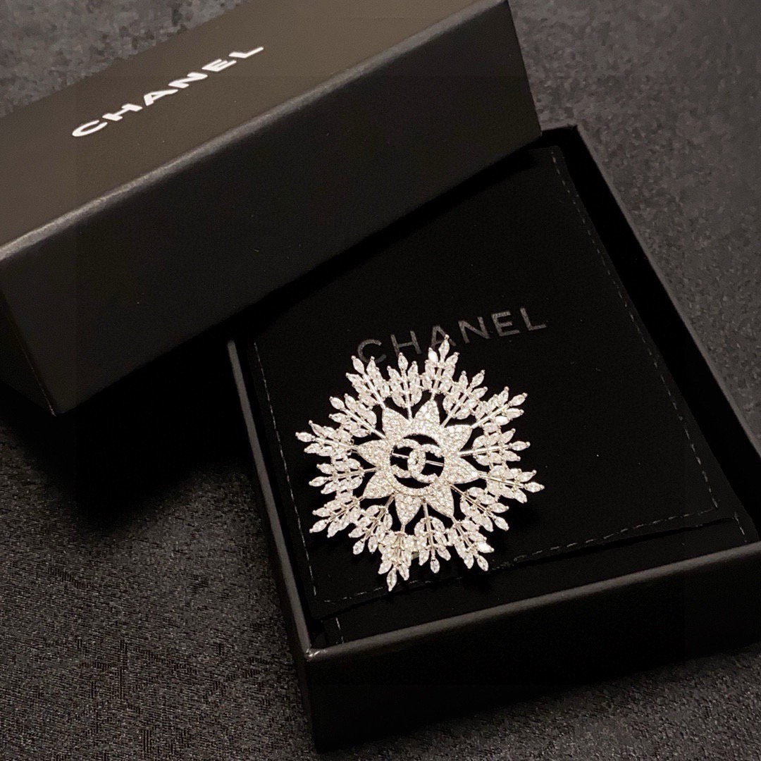 Chanel CC Snowflake Crystal Brooch brooch silver-toned metal with clear crystal accents 4cm diameter