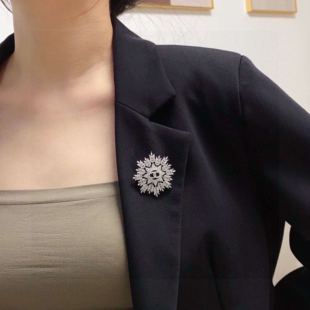 Chanel CC Snowflake Crystal Brooch brooch silver-toned metal with clear crystal accents 4cm diameter