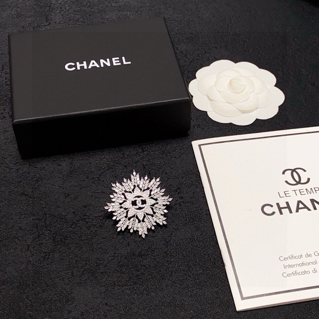 Chanel CC Snowflake Crystal Brooch brooch silver-toned metal with clear crystal accents 4cm diameter