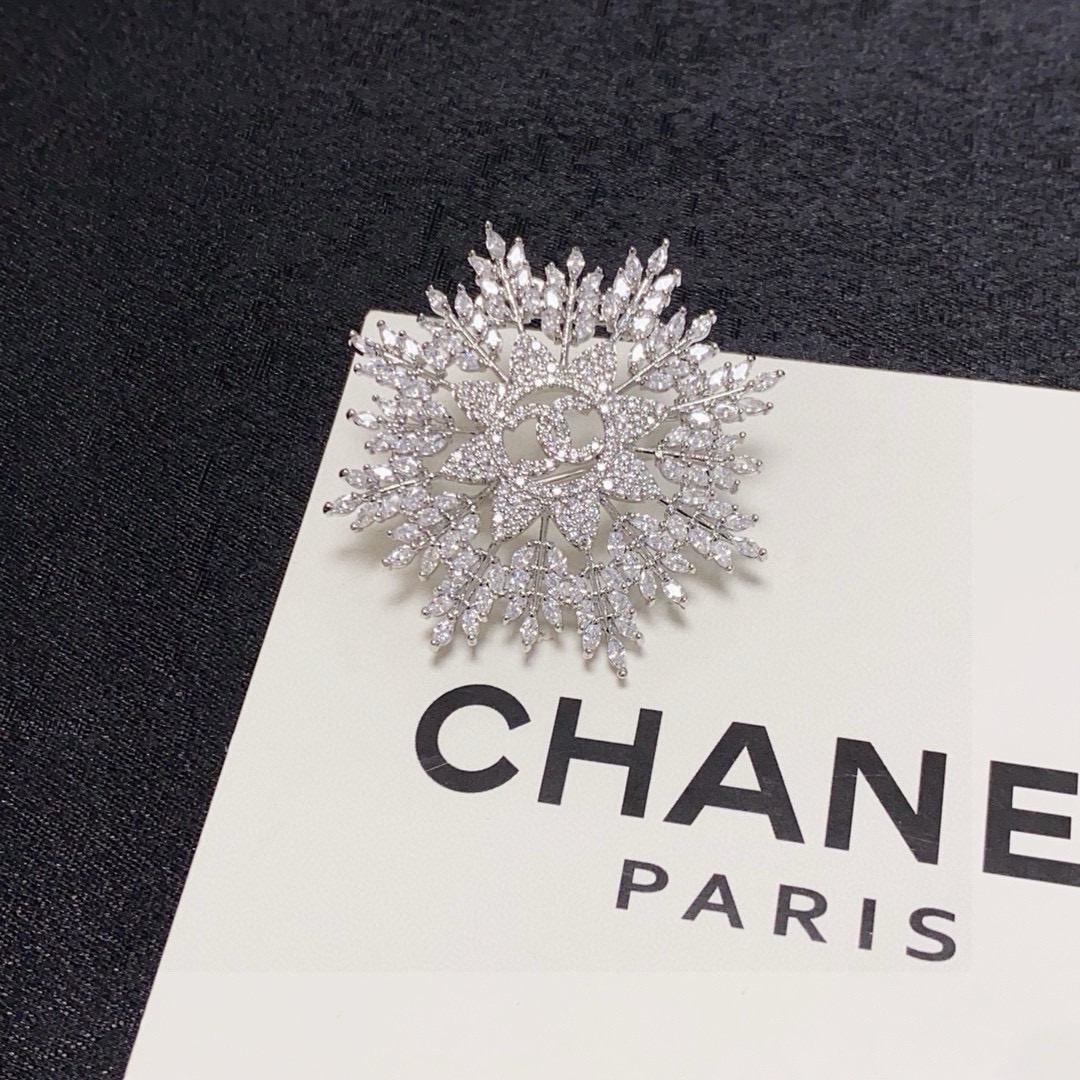 Chanel CC Snowflake Crystal Brooch brooch silver-toned metal with clear crystal accents 4cm diameter