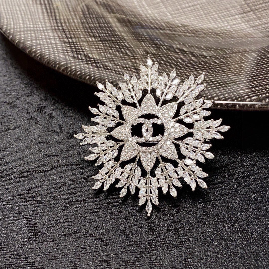 Chanel CC Snowflake Crystal Brooch brooch silver-toned metal with clear crystal accents 4cm diameter