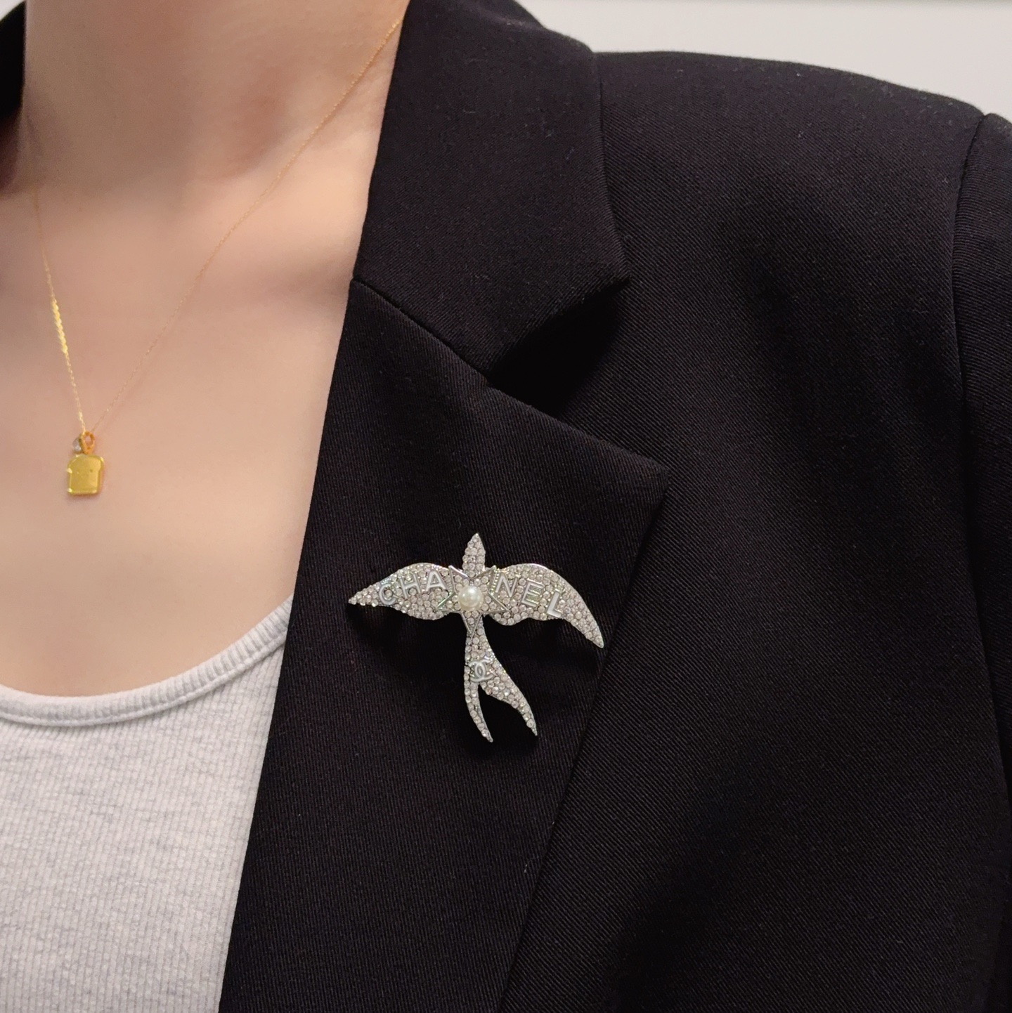 Chanel Crystal Pearl Swallow CC Logo Brooch brooch Silver-toned metal clear crystal white pearl Approximately 4 5cm width x 4cm height