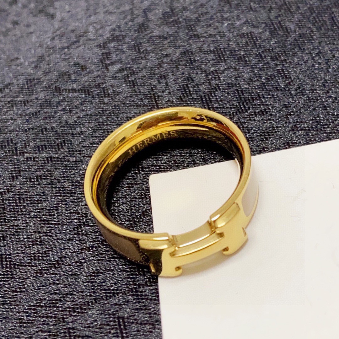 Anello Hermes Clic H in metallo dorato con smalto crema 7