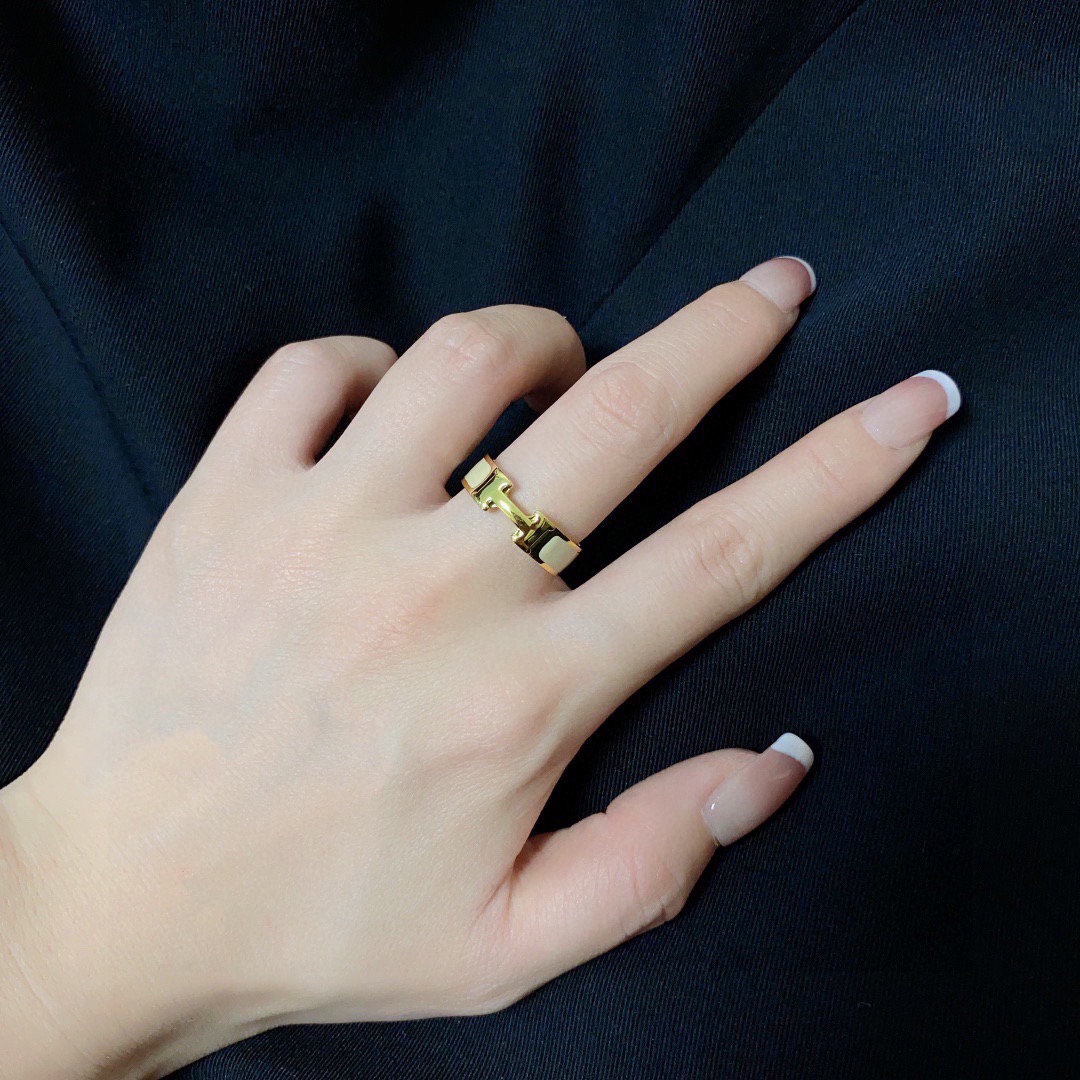 Anello Hermes Clic H in metallo dorato con smalto crema 7