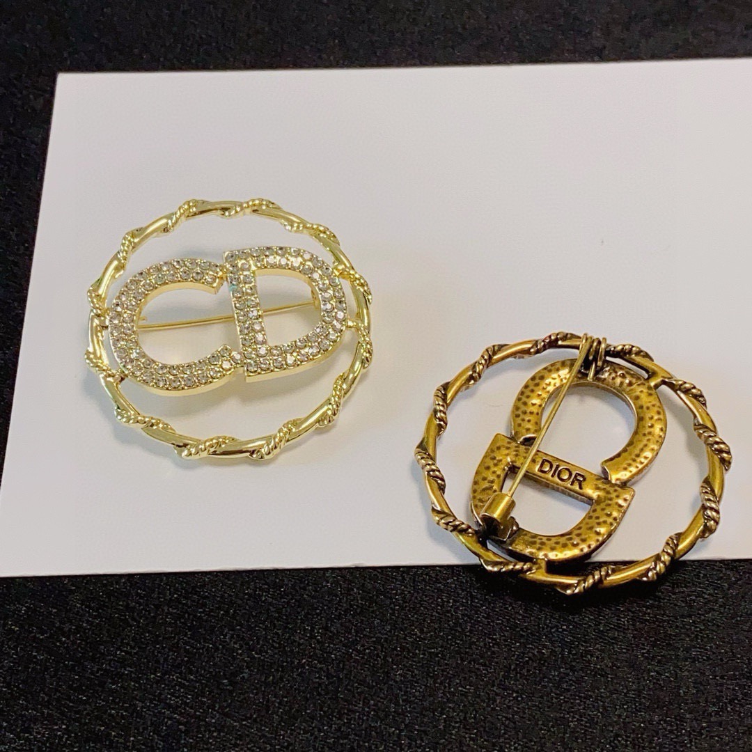 Dior CD Logo Twisted Circle Brooch brooch gold-tone metal with clear crystal rhinestones 3cm diameter