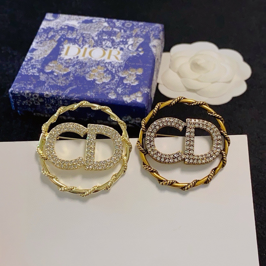 Dior CD Logo Twisted Circle Brooch brooch gold-tone metal with clear crystal rhinestones 3cm diameter