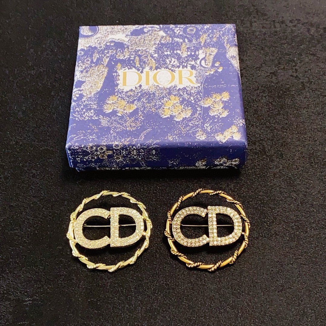 Dior CD Logo Twisted Circle Brooch brooch gold-tone metal with clear crystal rhinestones 3cm diameter
