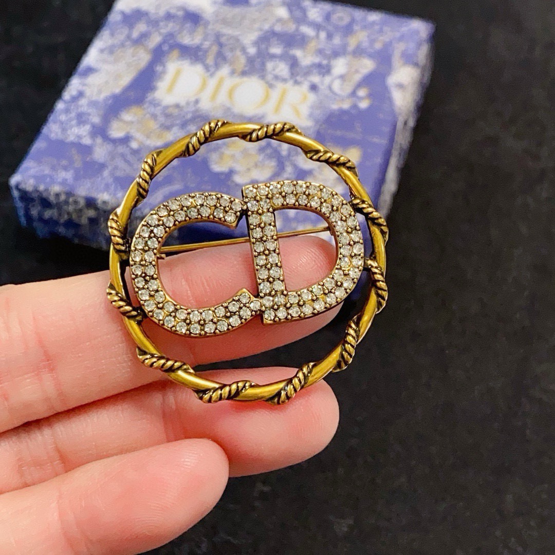 Dior CD Logo Twisted Circle Brooch brooch gold-tone metal with clear crystal rhinestones 3cm diameter