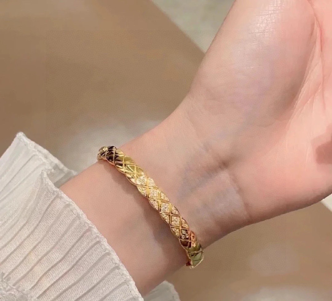 Chanel Coco Crush bracelet Yellow gold with diamond accents white gold with diamond accents rose gold with diamond accents 17cm