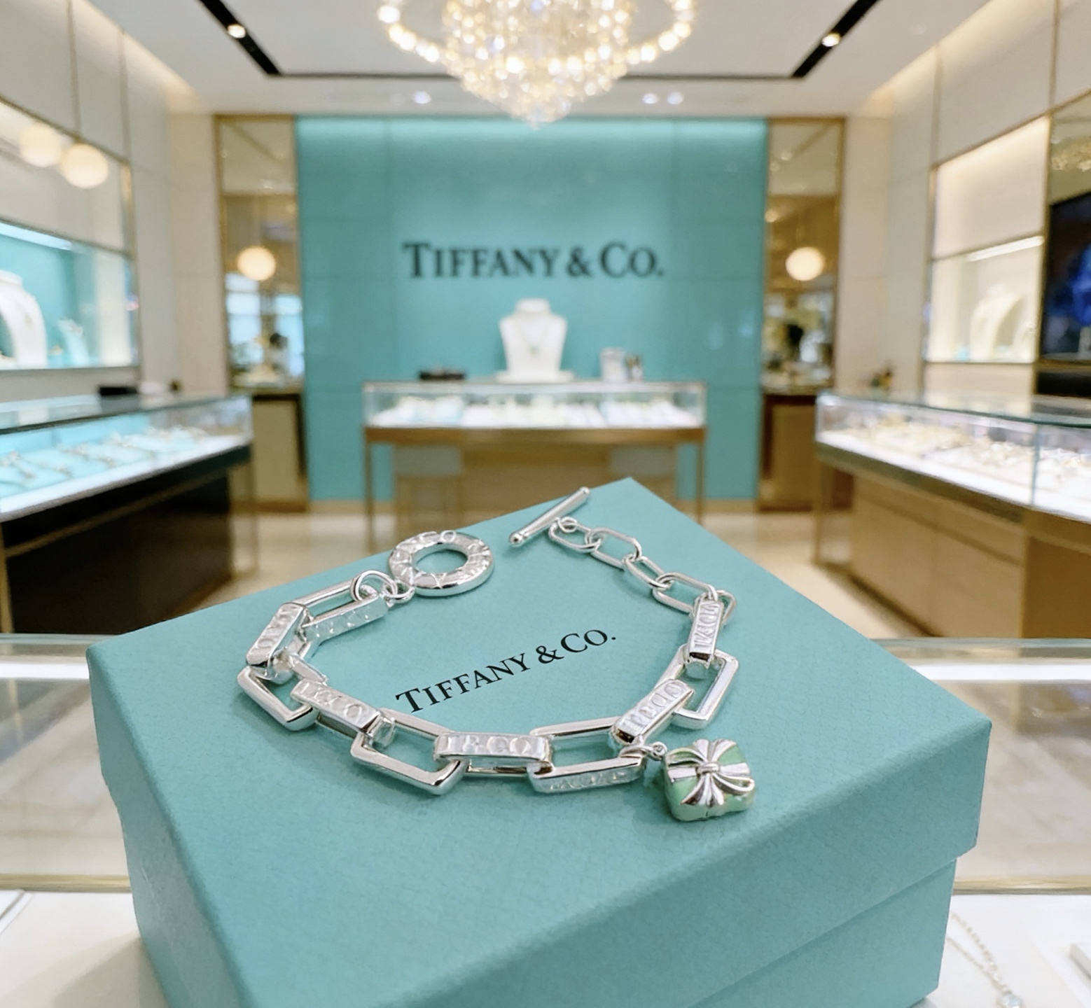 Tiffany Co T Co Gift Box Charm Chain Bracelet bracelet Sterling silver metal with Tiffany Blue enamel charm 18cm