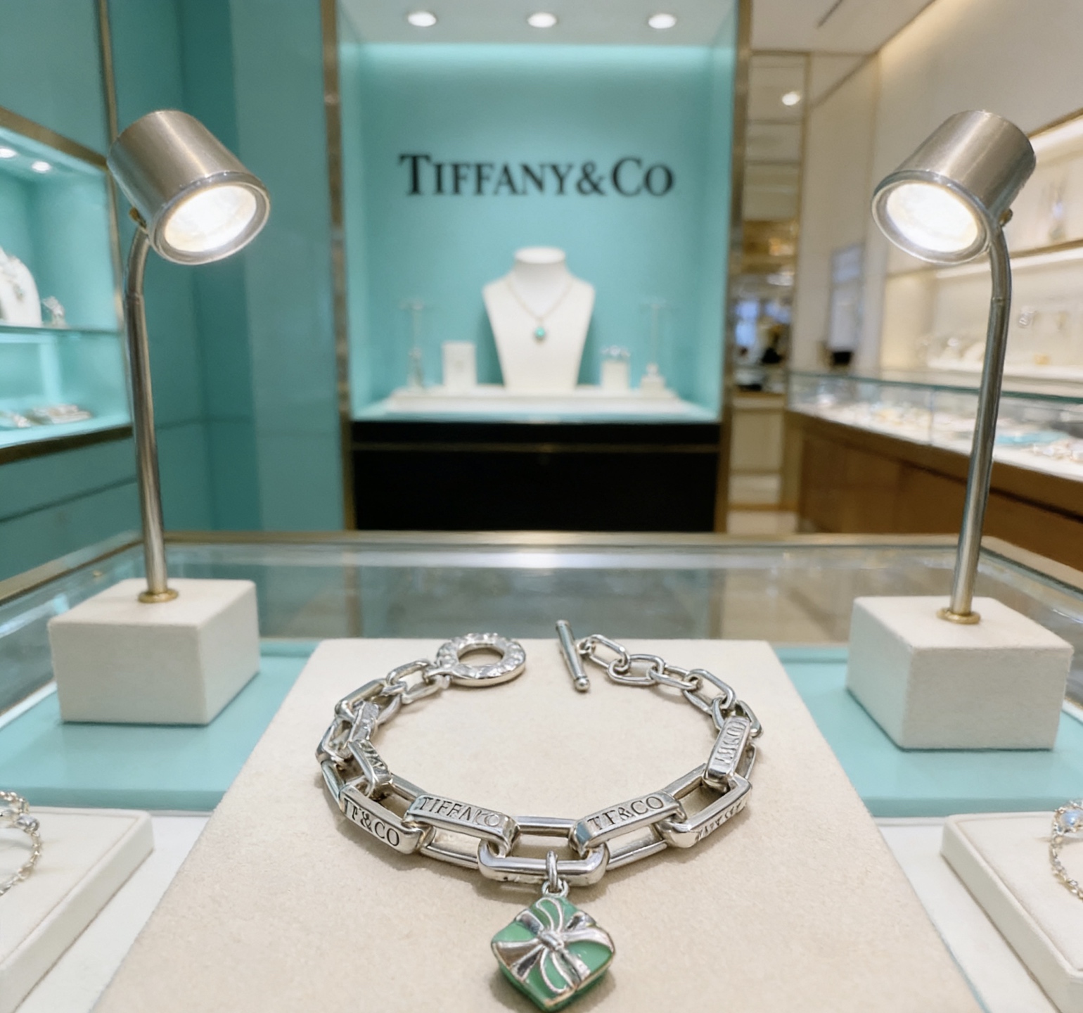 Tiffany Co T Co Gift Box Charm Chain Bracelet bracelet Sterling silver metal with Tiffany Blue enamel charm 18cm