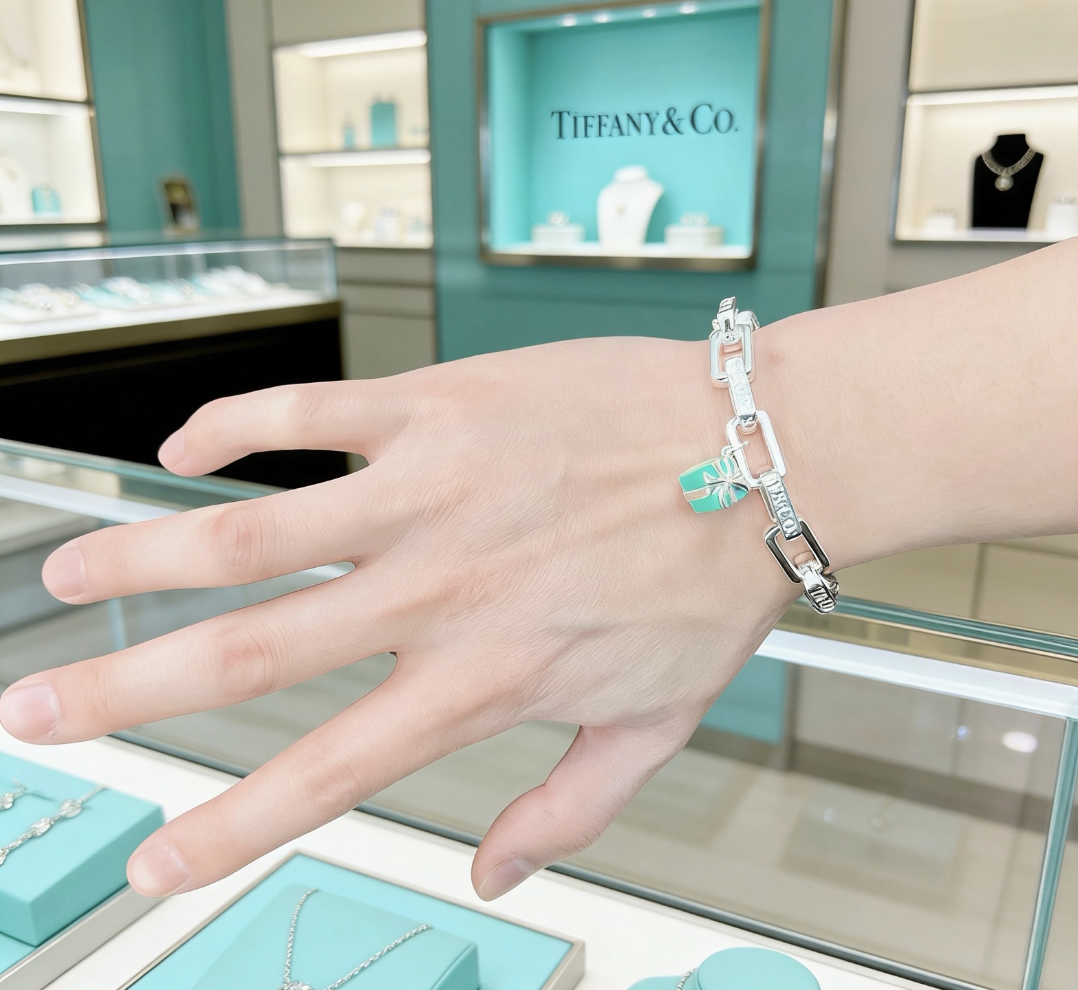 Tiffany Co T Co Gift Box Charm Chain Bracelet bracelet Sterling silver metal with Tiffany Blue enamel charm 18cm
