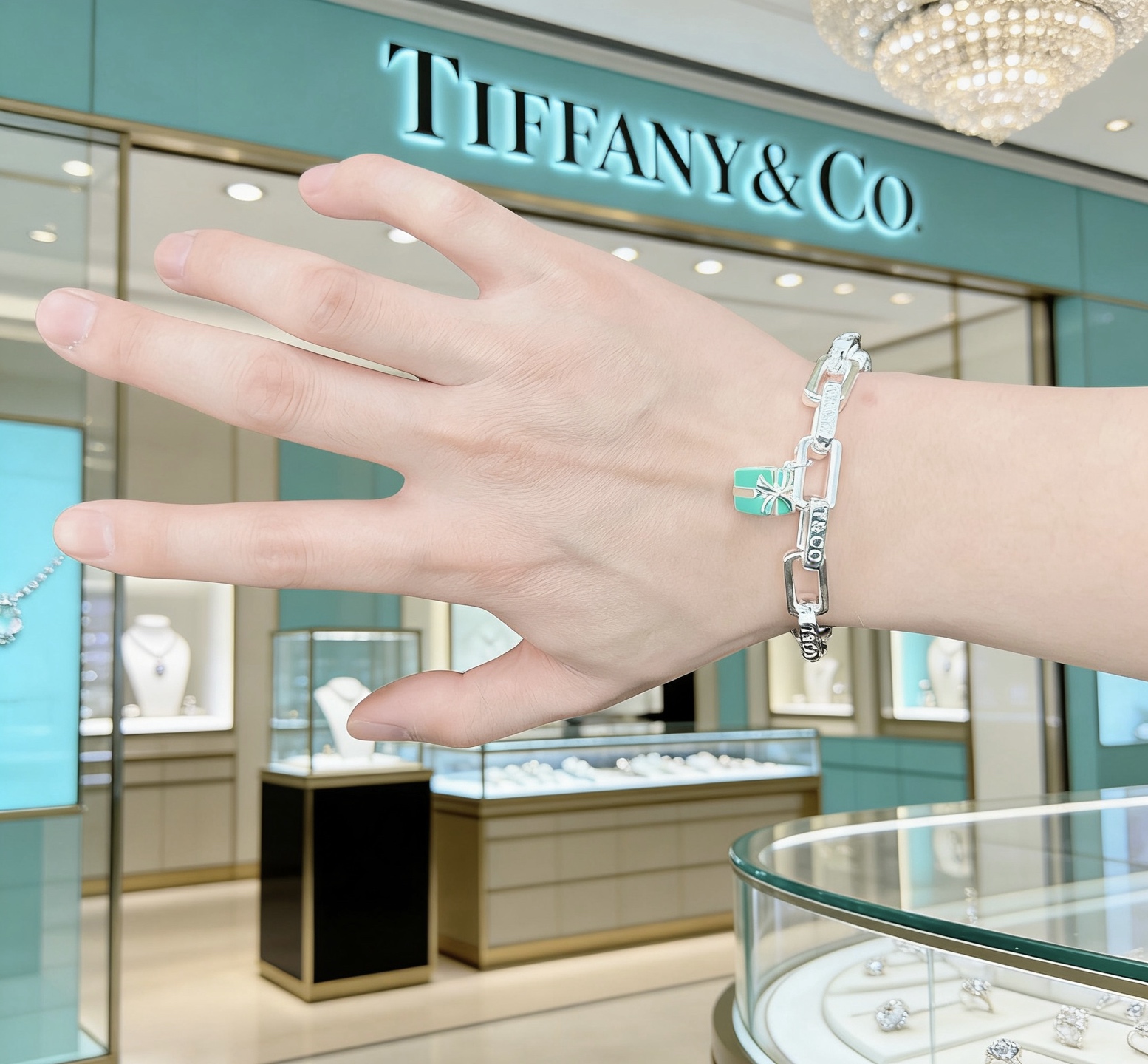 Tiffany Co T Co Gift Box Charm Chain Bracelet bracelet Sterling silver metal with Tiffany Blue enamel charm 18cm