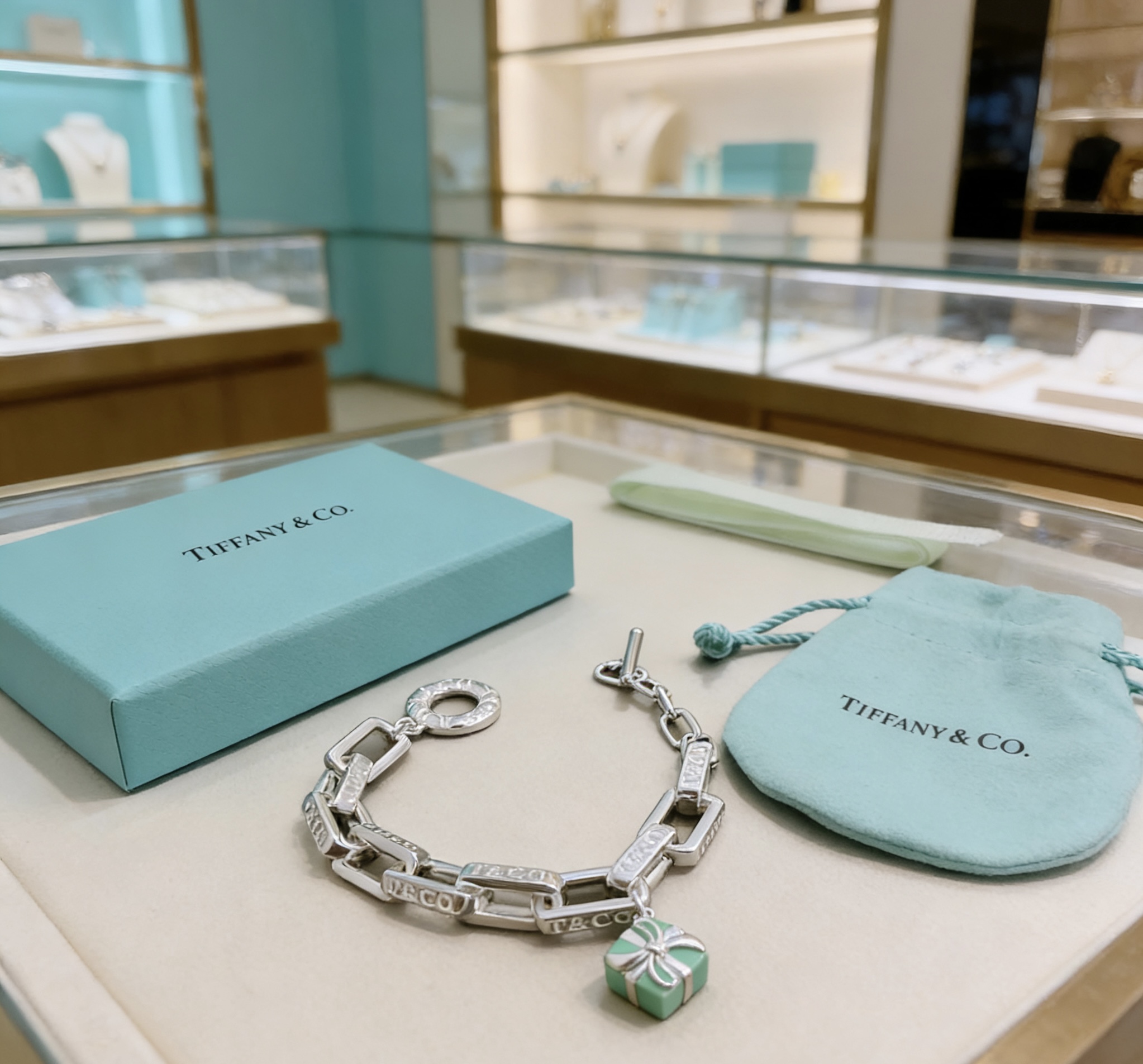 Tiffany Co T Co Gift Box Charm Chain Bracelet bracelet Sterling silver metal with Tiffany Blue enamel charm 18cm